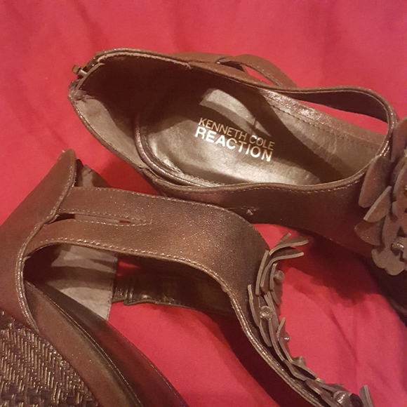 Kenneth Cole Reaction Metallic Wedge Sandals 10 - Picture 6 of 11